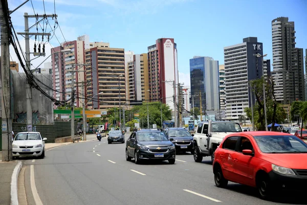 Salvador Bahia Brasil Fevereiro 2021 Movimentando Veículos Uma Rua Bairro — Fotografia de Stock