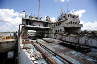 Salvador, Bahia, Brezilya - 26 Nisan 2019: Baia de Todos os Santos 'taki Aratu marinasında demirlemiş Monte Serrat ve Ipuacu feribot kalıntıları. * * * Yerel altyazı * *