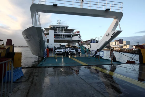 Salvador Bahia Brasil Setembro 2017 Passageiros Veículos Que Desembarcam Ferry — Fotografia de Stock