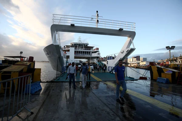 Salvador Bahia Brasil Setembro 2017 Passageiros Veículos Que Desembarcam Ferry — Fotografia de Stock