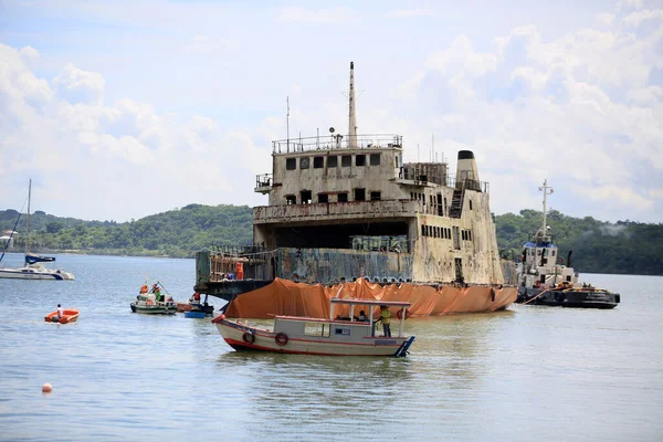 Salvador Bahia Brazil April 2019 Färjebåten Mont Serrat Bogsering Demonteras — Stockfoto
