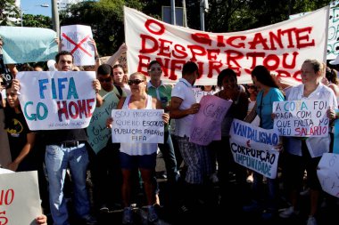 Salvador, Bahia, Brezilya - 20 Haziran 2013: protestocular Fifa Dünya Kupası maçlarının Salvador şehrine gelişini protesto ettiler. * * * Yerel altyazı * *