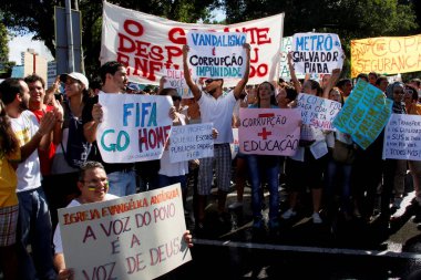 Salvador, Bahia, Brezilya - 20 Haziran 2013: protestocular Fifa Dünya Kupası maçlarının Salvador şehrine gelişini protesto ettiler. * * * Yerel altyazı * *