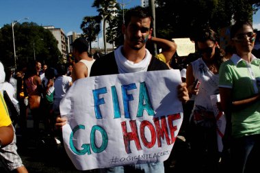 Salvador, Bahia, Brezilya - 20 Haziran 2013: protestocular Fifa Dünya Kupası maçlarının Salvador şehrine gelişini protesto ettiler. * * * Yerel altyazı * *