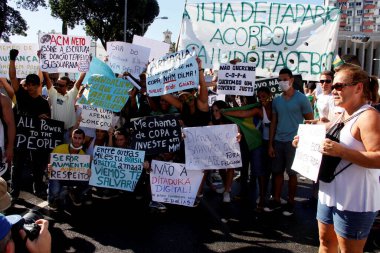Salvador, Bahia, Brezilya - 20 Haziran 2013: protestocular Fifa Dünya Kupası maçlarının Salvador şehrine gelişini protesto ettiler. * * * Yerel altyazı * *