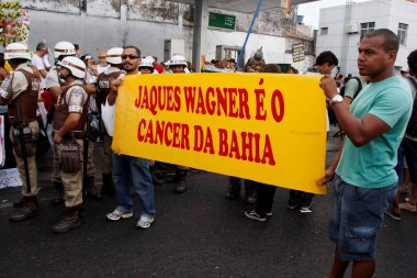 Salvador, Bahia, Brezilya - 2 Temmuz 2013: Salvador 'daki Lapinha Mahallesi' ndeki bağımsızlık kutlamaları sırasında insanlar gösteri yapıyor. * * * Yerel altyazı * *