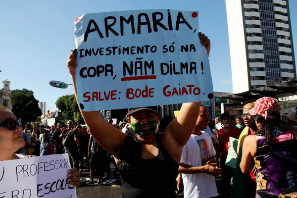 Salvador Bahia Brasil Junho 2013 Manifestantes Protestam Contra Chegada Dos — Fotografia de Stock