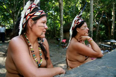 Porto Seguro, Bahia, Brezilya - 4 Ağustos 2008: Bahia 'nın güneyindeki Porto Seguro kentindeki Jaqueira köyünde Pataxo etiğinin yerlileri görülmektedir..