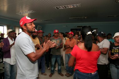 Prado, Bahia, Brezilya - 23 Nisan 2009: Movimento Sem Terra 'nın bir üyesi - MST - Bahia' nın güneyindeki Prado belediyesinde bir porto sırasında görüldü..