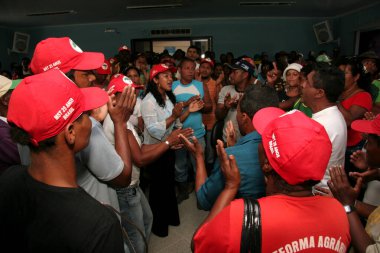 Prado, Bahia, Brezilya - 23 Nisan 2009: Movimento Sem Terra 'nın bir üyesi - MST - Bahia' nın güneyindeki Prado belediyesinde bir porto sırasında görüldü..