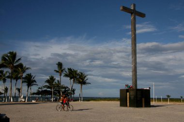 Santa Cruz Cabralia, Bahia, Brezilya - 17 Nisan 2008: Coroa Vermelha köyündeki haç heykelinin manzarası. Brezilya 'daki ilk ayin 1500 yılında kutlandı..