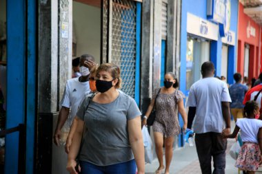 Salvador, Bahia, Brezilya - 8 Şubat 2021: İnsanlar Salvador şehir merkezindeki popüler bir alışveriş merkezinde korona virüsüne karşı koruyucu bir maske takıyor..