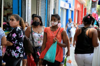 Salvador, Bahia, Brezilya - 8 Şubat 2021: İnsanlar Salvador şehir merkezindeki popüler bir alışveriş merkezinde korona virüsüne karşı koruyucu bir maske takıyor..
