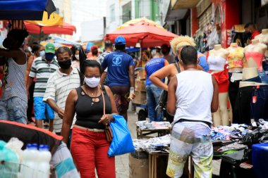 Salvador, Bahia, Brezilya - 8 Şubat 2021: İnsanlar Salvador şehir merkezindeki popüler bir alışveriş merkezinde korona virüsüne karşı koruyucu bir maske takıyor..