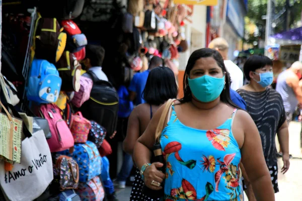 Salvador, Bahia, Brezilya - 8 Şubat 2021: İnsanlar Salvador şehir merkezindeki popüler bir alışveriş merkezinde korona virüsüne karşı koruyucu bir maske takıyor..