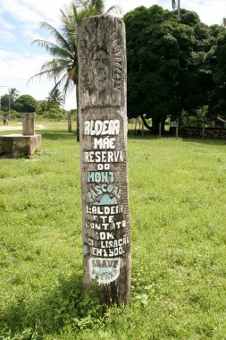 Porto seguro, bahia, brezil- 13 Nisan 2009: Porto Seguro belediyesindeki Barra Velha Kızılderili köyünde Pataxo etnik kökenli Hintliler görüldü..
