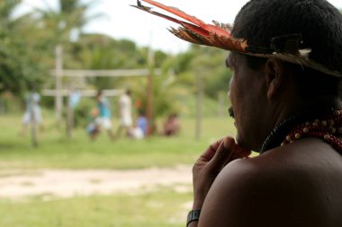 Porto seguro, bahia, brezil- 13 Nisan 2009: Porto Seguro belediyesindeki Barra Velha Kızılderili köyünde Pataxo etnik kökenli Hintliler görüldü..