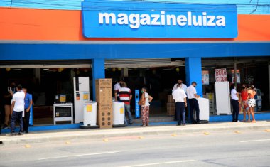 Salvador, Bahia, Brezilya - 17 Şubat 2021: Salvador 'un Calcada semtindeki bir dergi Luiza mağazasının cephesi. * * * Yerel altyazı * *