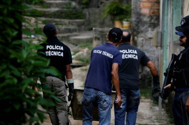 Salvador, Bahia, Brezilya - 16 Eylül 2016: Teknik polis memurları Salvador 'da öldürülen genç bir adamın cesedini alırken görüldü.