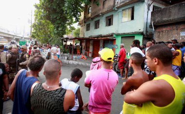 Salvador, Bahia, Brezilya - 14 Ekim 2015: Aile üyeleri, Salvador şehrinde bir adamın öldürüldüğü yerde cinayet masası polis memurlarını ve uzmanlarını izliyorlar..