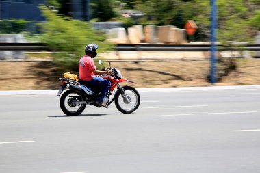 Salvador, Bahia, Brezilya - 30 Aralık 2020: motosikletiyle Salvador 'a seyahat eden motosikletli. * * * Yerel altyazı * * .