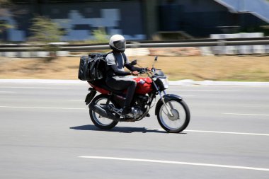 Salvador, Bahia, Brezilya - 30 Aralık 2020 Motosikletli Salvador şehrine yiyecek götürmek için motosikletini kullanıyor. * * * Yerel altyazı * * .