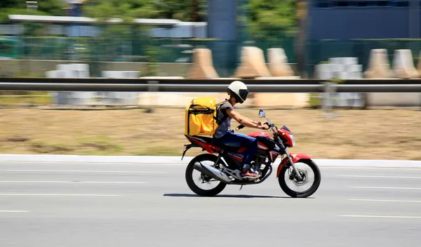 Salvador, Bahia, Brezilya - 30 Aralık 2020 Motosikletli Salvador şehrine yiyecek götürmek için motosikletini kullanıyor. * * * Yerel altyazı * * .