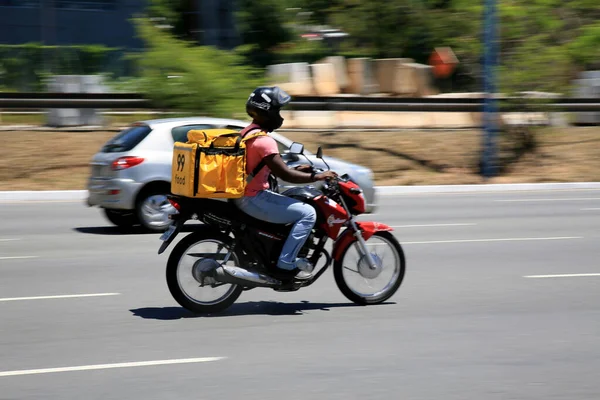 Salvador, Bahia, Brezilya - 30 Aralık 2020 Motosikletli Salvador şehrine yiyecek götürmek için motosikletini kullanıyor. * * * Yerel altyazı * * .