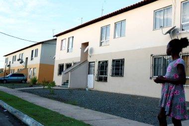 Camacari, Bahia, Brezilya - 14 Ağustos 2015: Brezilya hükümeti tarafından Camacari şehrindeki yoksul aileler için inşa edilmiş popüler bir konut konutu manzarası
