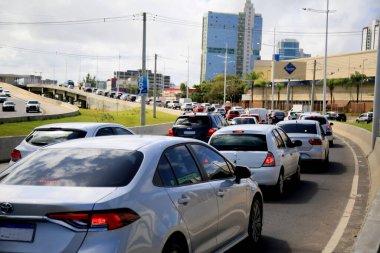 Salvador, Bahia, Brezilya - 26 Mayıs 2021: Salvador şehrinde, Avenida ACM 'de bir BRT özel şeridi inşaatı yakınlarında trafikte sıkışan araçlar.