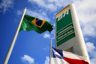 Salvador, Bahia, Brezilya - 26 Mayıs 2021: Salvador kentindeki BR Distribuidora benzin istasyonunun ön cephesinde Brezilya bayrağı.
