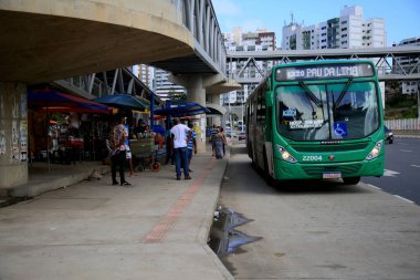 Salvador, Bahia, Brezilya - 26 Mayıs 2021: İnsanlar Avenida ACM 'de bir otobüs durağında Salvador şehrinde toplu taşımayı beklerken görüldü.