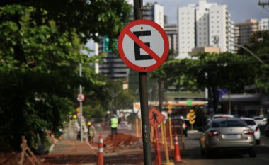 Salvador, Bahia, Brezilya - 26 Mayıs 2021: Salvador şehrinde sokağa park etmek yasak levhası ile trafik işaretleri.