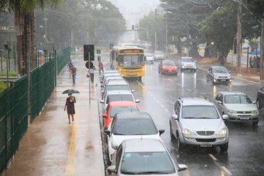 Salvador, Bahia, Brezilya - 1 Haziran 2021: Salvador şehrindeki yağmur mevsiminde araçların Itaigara Mahallesi 'nden geçtiği görüldü. * * * Yerel altyazı * *