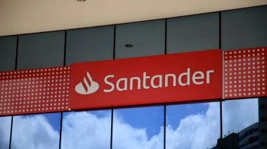Salvador, Bahia, Brezilya - 26 Mayıs 2021: Salvador şehrindeki Banco Santander şubesinin cephesi.