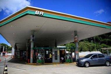 Salvador, Bahia, Brezilya - 26 Mayıs 2021: Salvador şehrindeki BR Distribuidora benzin istasyonu cephesi.