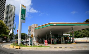 Salvador, Bahia, Brezilya - 26 Mayıs 2021: Salvador şehrindeki BR Distribuidora benzin istasyonu cephesi.