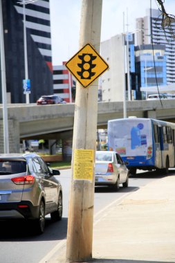 Salvador, Bahia, Brezilya - 26 Mayıs 2021: Salvador şehrindeki bir caddede trafik ışıklarının sinyalleri.