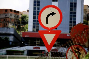 Salvador, Bahia, Brezilya - 26 Mayıs 2021: Tercihini gösteren bir üçgen ve Salvador şehrinde sağa döndüğünü gösteren bir tabela olan trafik işaretleri.