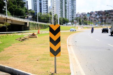 Salvador, Bahia, Brezilya - 26 Mayıs 2021: Tehlike işareti modeli MP-3 zebra tahtası Salvador şehrinde bir trafik şeridinde görüldü