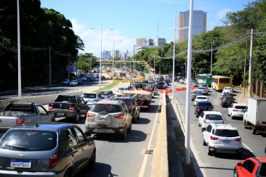 Salvador, Bahia, Brezilya - 26 Mayıs 2021: Salvador şehrinde, Avenida ACM 'de BRT özel şeridi inşaatı yakınlarında trafikte sıkışan araçlar. * * * Yerel altyazı * *