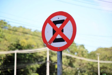 Salvador, Bahia, Brezilya - 26 Mayıs 2021: Salvador şehrinde durdurma ve sokağa park etme yasağı olan trafik işaretleri.