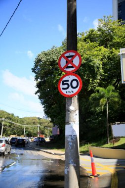 Salvador, Bahia, Brezilya - 26 Mayıs 2021: Durma, park ve hız sınırı olan trafik işaretleri Salvador şehrinde saatte 50 kilometre hız sınırı.