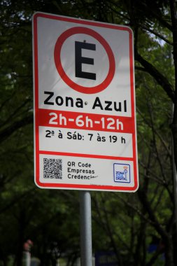 Salvador, Bahia, Brezilya - 26 Mayıs 2021: Salvador şehrinin mavi bölgesinde trafik işaretleri var..