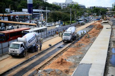 Salvador, Bahia, Brezilya - 26 Mayıs 2021: Salvador 'daki Itaigara Mahallesi' nde BRT için özel bir yol inşaatına beton karıştırıcı kamyonu dökülüyor