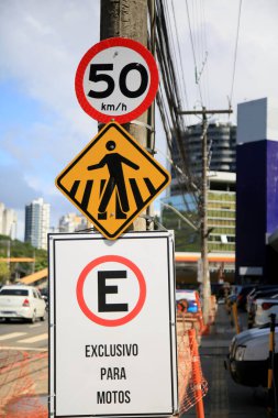 Salvador, Bahia, Brezilya - 26 Mayıs 2021: trafik işaretleri yaya geçidini ve saatte 50 kilometre hız ve Salvador şehrinde düzenlenmiş park yerini gösteriyor..