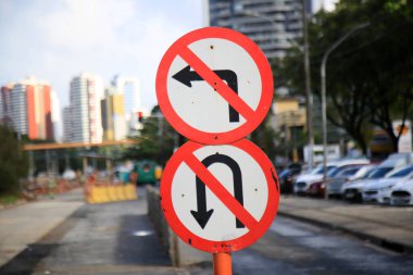 Salvador, Bahia, Brezilya - 26 Mayıs 2021: trafik işaretleri ile sola dönmeniz yasaktır ve Salvador şehrinde bir sokağa dönmek yasaktır..