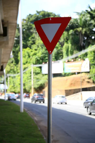 Salvador Bahia Brazil Maja 2021 Znaki Drogowe Trójkątem Orientacyjnym Dają — Zdjęcie stockowe