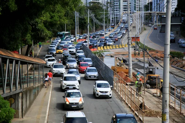 Salvador Bahia Brasil Maio 2021 Veículos Engarrafamento Próximo Construção Uma — Fotografia de Stock