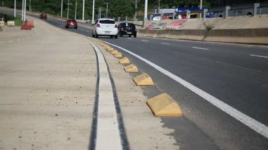 Salvador, Bahia, Brezilya - 26 Mayıs 2021: Salvador şehrinde caddelerdeki araçların trafiği boyunca trafik ayrımı raptiyeleri.